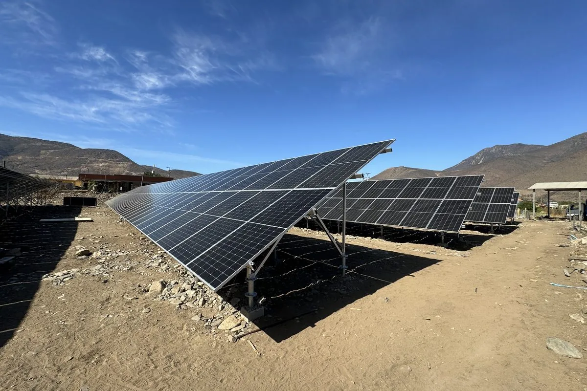 Mesas fotovoltaicas de la planta Cabildo contra los cerros