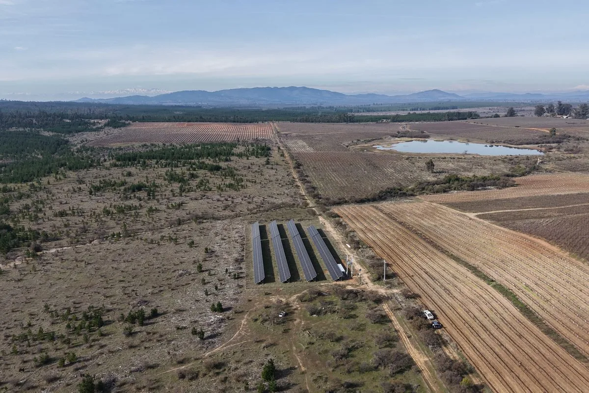 Planta fotovoltaica La Rosa vista desde el aire, junto a una laguna